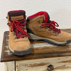 Columbia women' Brown and Red Boots
